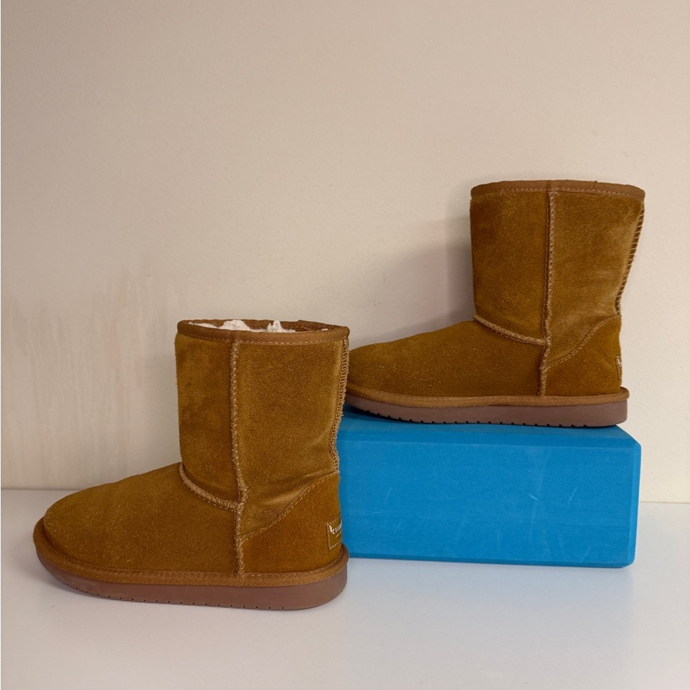 Koolaburra by Ugg: Kids Koola Short Ugg Boot - Chestnut, Size 2 (Girl) - Picture 4 of 8